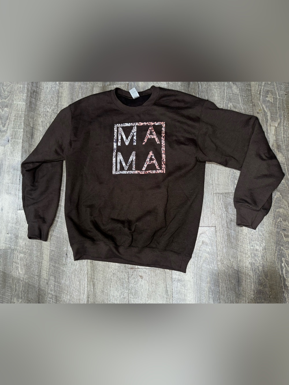Gildan Mama Sweatshirt with Pink and White Leopard Print Square